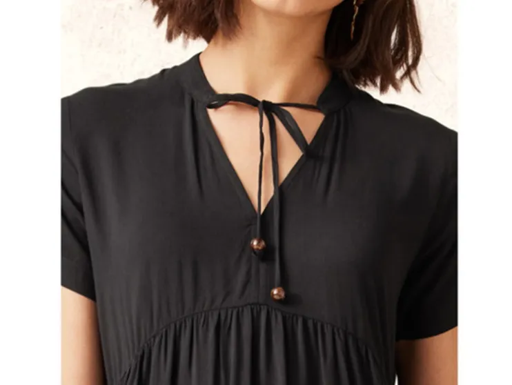 Vestido túnica de mujer con cordones decorativos.