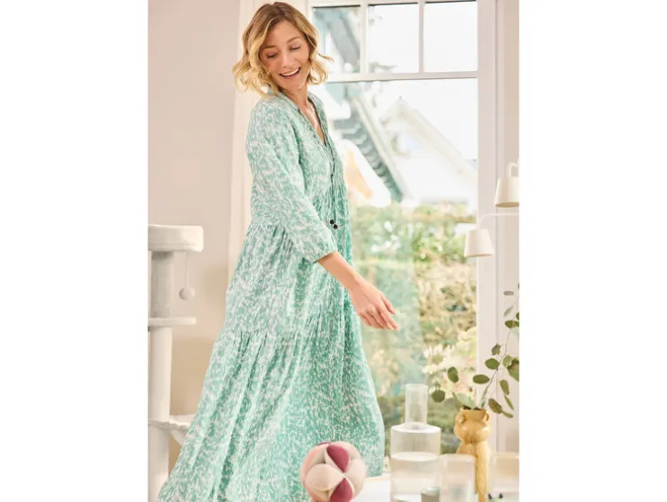 Vestido túnica de mujer con cordones decorativos.