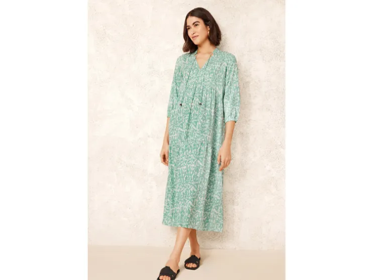 Vestido túnica de mujer con cordones decorativos.